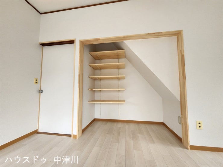 階段下を利用した作り付けの棚は見せる収納などに最適!
