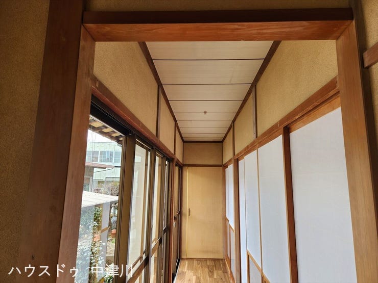 和室へ繋がる明るい廊下