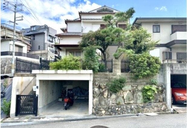 【外観】
閑静で緑の多い落ち着いた立地にありながら、徒歩圏にスーパーや小学校が揃っている便利な環境です。