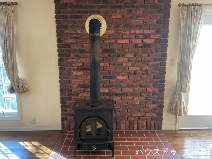 体の芯から温まる薪ストーブ。冬が待ち遠しくなる、憧れの暮らし。