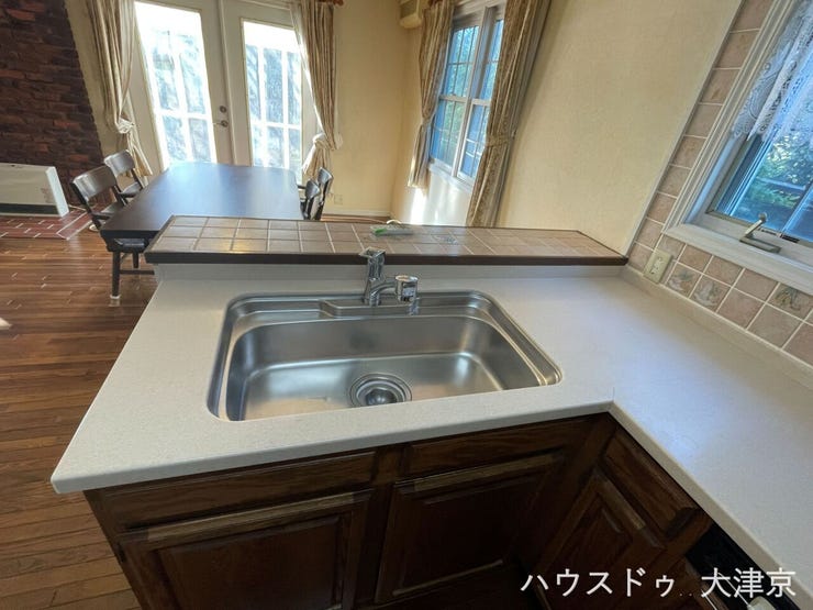 リビングダイニングを見渡せる設計♪ご家族やゲストとの会話を楽しみながらお料理が可能です。