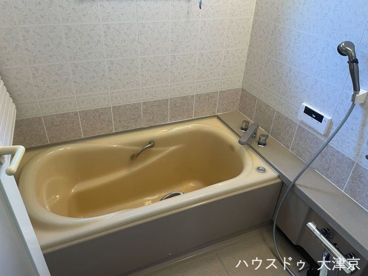 優雅な曲線を描くバスタブで、一日の疲れを癒やす至福のバスタイム。