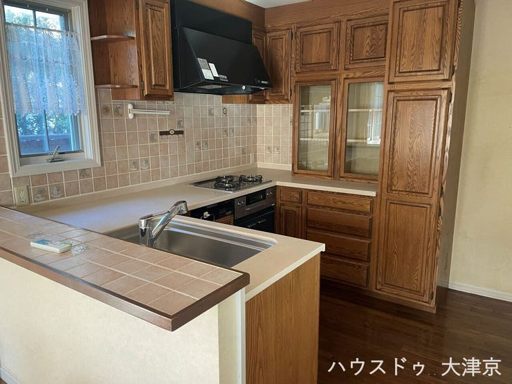 質感豊かな木目調キャビネット