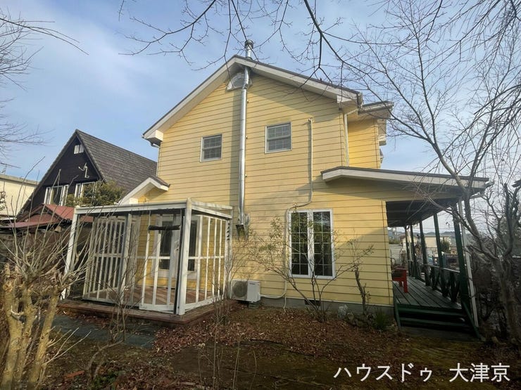 陽光がたっぷりと注ぐサンルームは、季節や天候を問わず自然を感じられる、暮らしにゆとりを与える空間です。