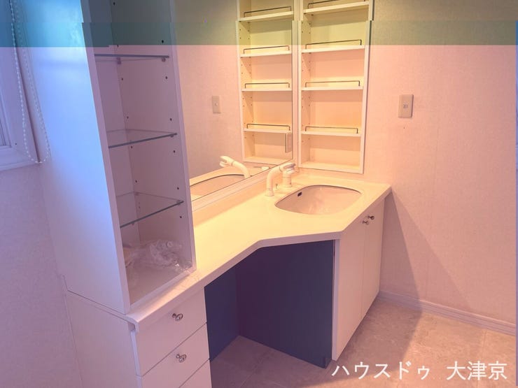 白を基調としたドレッサータイプの洗面化粧台は、ゆとりのある広さと充実した収納が魅力です。