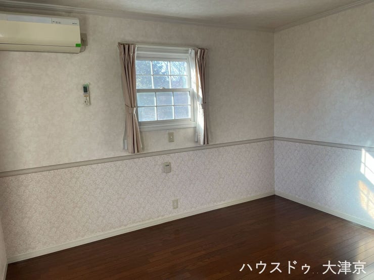 エレガントな壁紙に包まれる、明るく穏やかなプライベート空間。