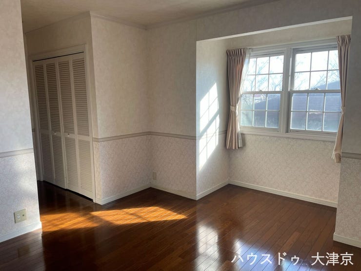 腰壁風のクロスがお洒落。インテリアが映える落ち着いた内装♪