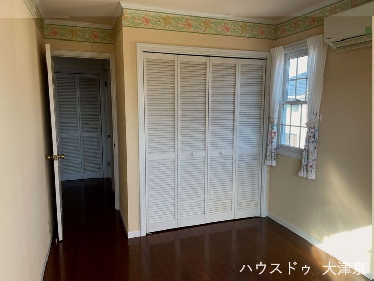 ルーバー扉がお洒落な、たっぷりしまえる大型収納。