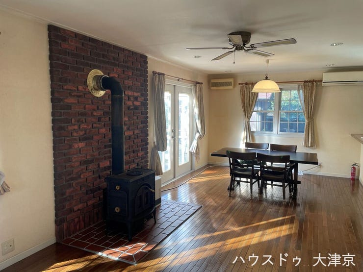 薪ストーブの温もりに包まれる、陽光豊かな開放的なリビング。