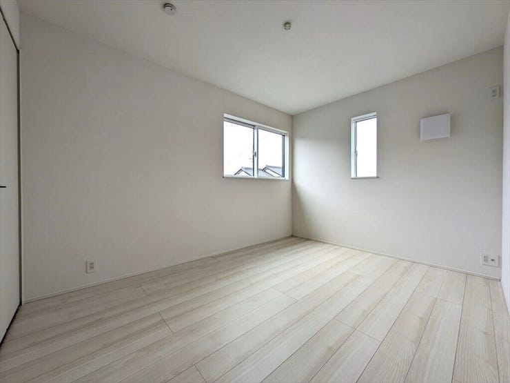 【同社施工例】
バルコニーに面した明るい洋室