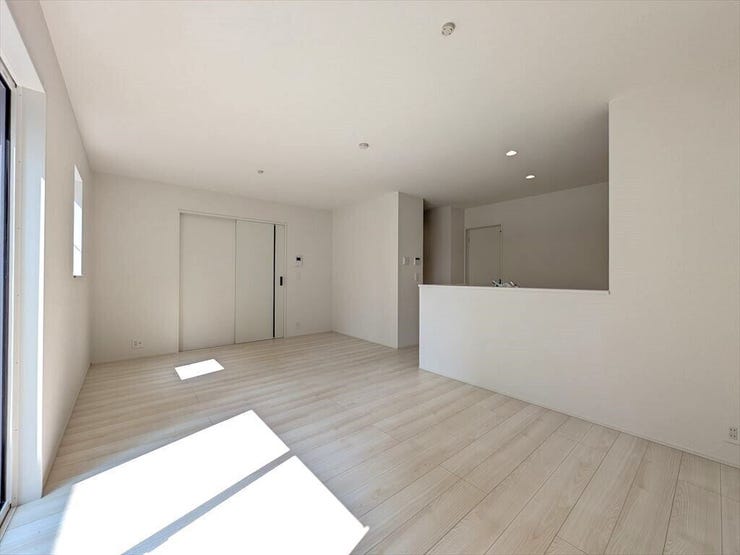 【同社施工例】
南に面した大窓から温かな日差しが入り込みます!