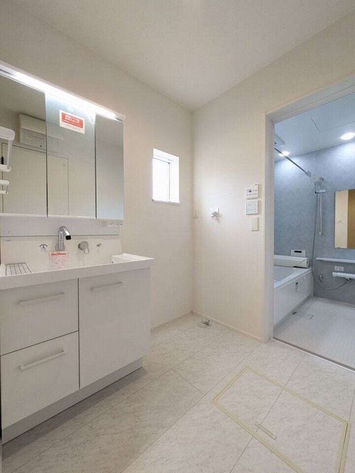 【同社施工例】
ワイドな鏡を備え、小物収納もたっぷりの洗面化粧台