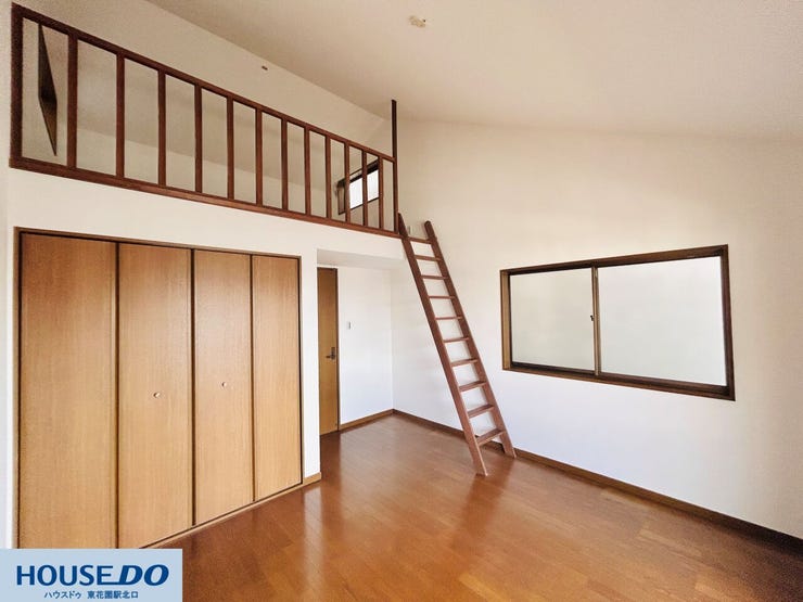天井高を活かしたロフト付きの洋室です。はしごで上がるロフト部分は、季節物の収納や秘密基地のような趣味空間として活用可能。壁一面のクローゼットもあり、お部屋をすっきりと保てます。