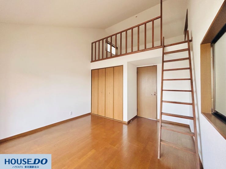 天井高を活かしたロフト付きの洋室です。はしごで上がるロフト部分は、季節物の収納や秘密基地のような趣味空間として活用可能。壁一面のクローゼットもあり、お部屋をすっきりと保てます。