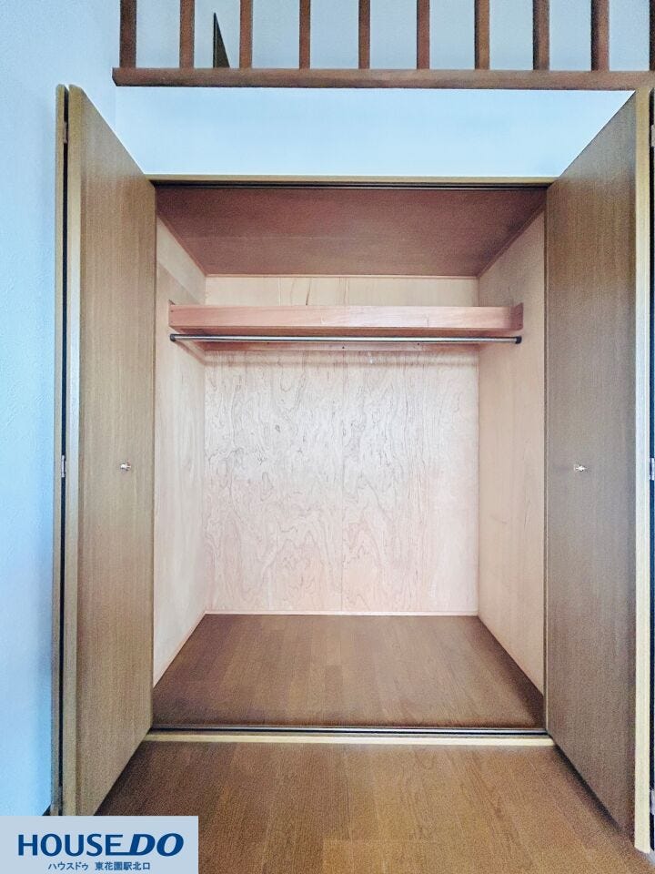 内部にはハンガーパイプと枕棚が設置されており、丈の長い衣類もシワを気にせず収納できます。木の質感がそのまま見える清潔感のある造りで、大切な衣類を湿気から守りながら大切に保管できます。