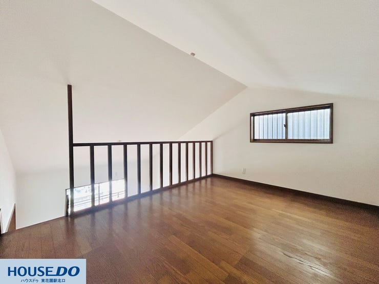 隠れ家のような雰囲気を持つロフトスペース。小窓が付いているため、こもった空気を逃がしやすく、明るさも確保されています。普段使わない季節家電などの収納場所として、居住空間を広げる鍵となります。