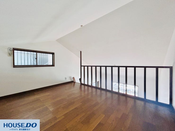 隠れ家のような雰囲気を持つロフトスペース。小窓が付いているため、こもった空気を逃がしやすく、明るさも確保されています。普段使わない季節家電などの収納場所として、居住空間を広げる鍵となります。