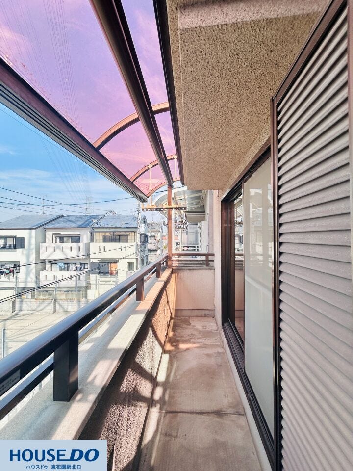 屋根付きのバルコニーは、急な雨でも洗濯物が濡れにくく安心。物干し金物が備え付けられており、日当たりも良好です。視界が開けているため、洗濯物を干しながら外の景色を眺めてリフレッシュできます。