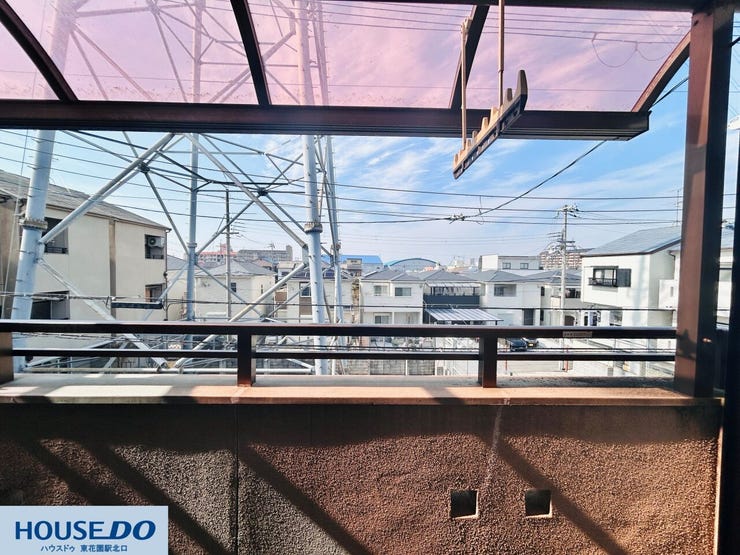 屋根付きのバルコニーは、急な雨でも洗濯物が濡れにくく安心。物干し金物が備え付けられており、日当たりも良好です。視界が開けているため、洗濯物を干しながら外の景色を眺めてリフレッシュできます。