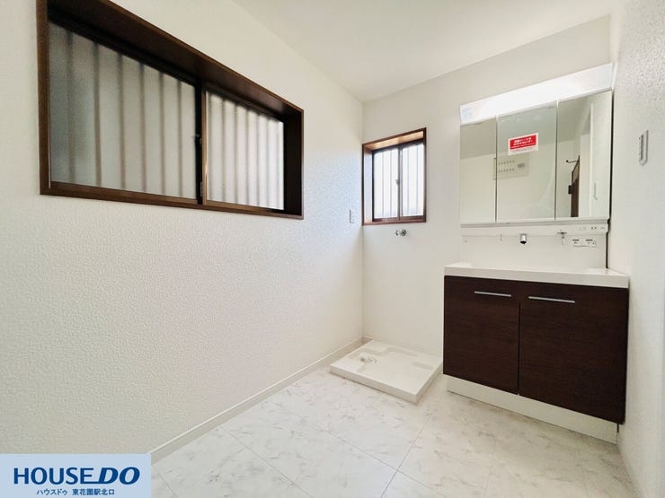 三面鏡付きの洗面化粧台は、鏡の裏がすべて収納になっており、洗面小物を隠して整理できます。洗濯機置場の横には窓があり、湿気がこもりがちな水回りの換気がスムーズに行える衛生的な環境です。