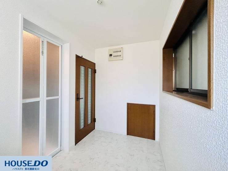 三面鏡付きの洗面化粧台は、鏡の裏がすべて収納になっており、洗面小物を隠して整理できます。洗濯機置場の横には窓があり、湿気がこもりがちな水回りの換気がスムーズに行える衛生的な環境です。