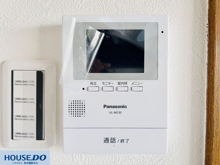 来客の姿を室内から確認できるカラーモニター付きインターホン。防犯面の配慮はもちろん、録画機能によって留守中の訪問者も後からチェック可能です。顔が見える安心感が、日々の平穏な暮らしを支えます。