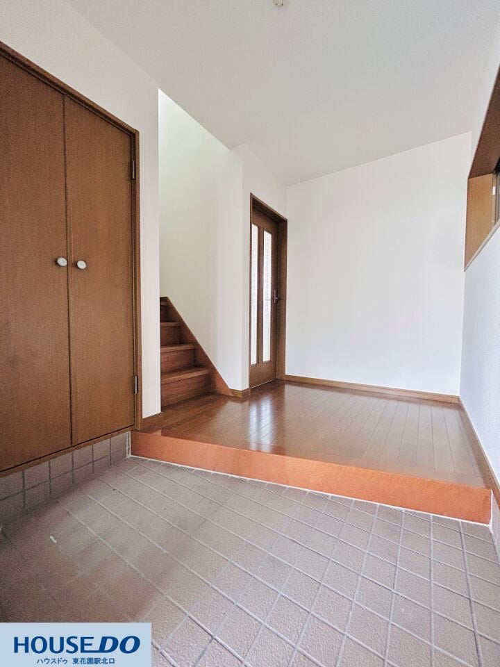 玄関を入ると、木の質感が心地よい廊下が広がります。すぐ横には大容量の収納があり、靴だけでなく外出時の小物も整理可能。帰宅後すぐに部屋へ上がれるよう、段差を抑えた設計になっています。