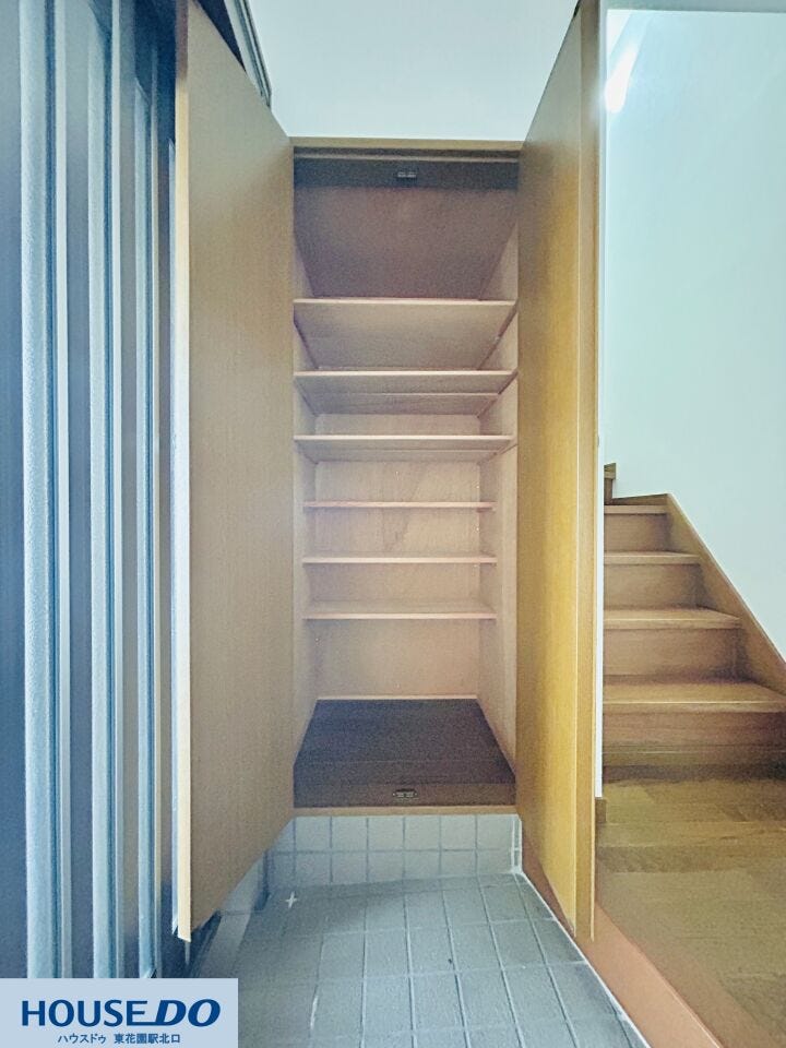 可動棚付きのシューズボックスは、サンダルからブーツまで高さに合わせて調節可能。玄関周りに溢れがちな靴をすっきりと収めることができ、いつでも来客を心地よく迎えられる綺麗な空間を維持できます。