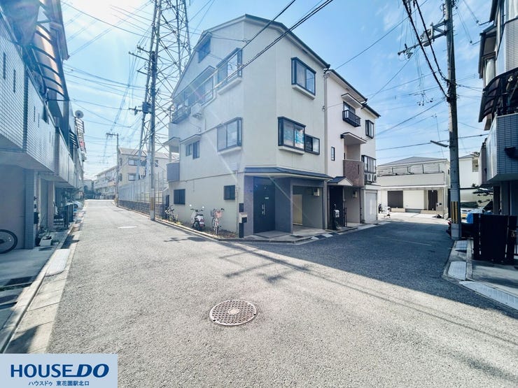 陽光が真っ直ぐに差し込む、見通しの良い前面道路です。道幅が確保されており、大きな荷物を持っての移動やベビーカーでの外出もスムーズ。整理整頓された街並みが、日々の落ち着いた暮らしを支えます。