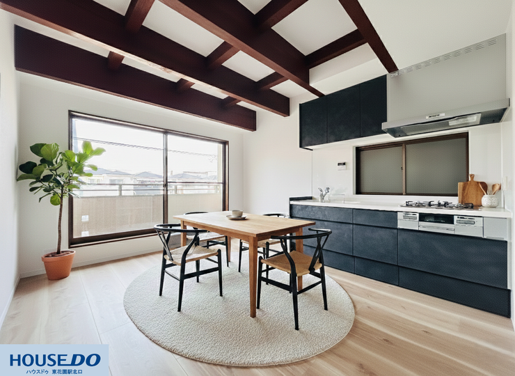 【リビング】
大きな窓から明るい光が差し込むリビング。木の温もりを感じる現しの梁が、開放感のある空間を演出します。(生活イメージをお伝えするため、AIを活用して家具を合成しております)