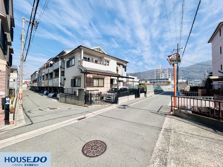 陽光が真っ直ぐに差し込む、見通しの良い前面道路です。道幅が確保されており、大きな荷物を持っての移動やベビーカーでの外出もスムーズ。整理整頓された街並みが、日々の落ち着いた暮らしを支えます。