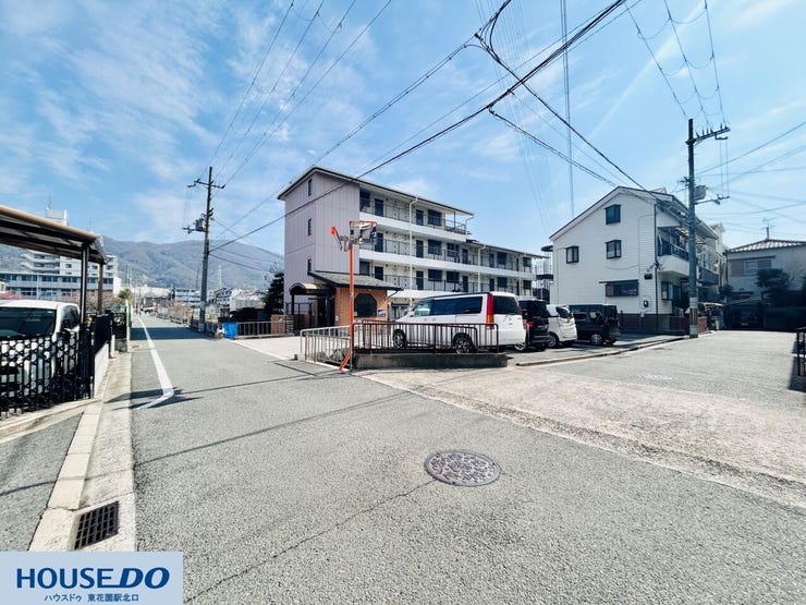 陽光が真っ直ぐに差し込む、見通しの良い前面道路です。道幅が確保されており、大きな荷物を持っての移動やベビーカーでの外出もスムーズ。整理整頓された街並みが、日々の落ち着いた暮らしを支えます。