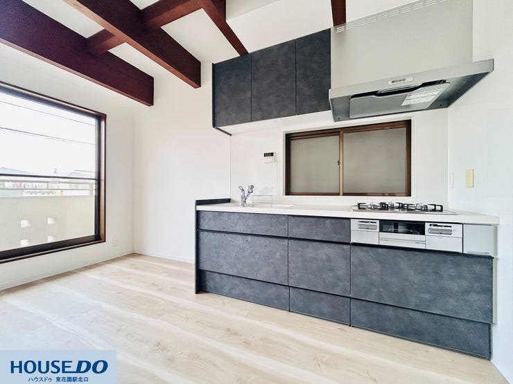 スタイリッシュなダークトーンのシステムキッチンを採用。3口コンロを備えた広い作業スペースは、日々のお料理をスムーズに進められます。正面の窓は換気もしやすく、手元を明るく照らしてくれます。