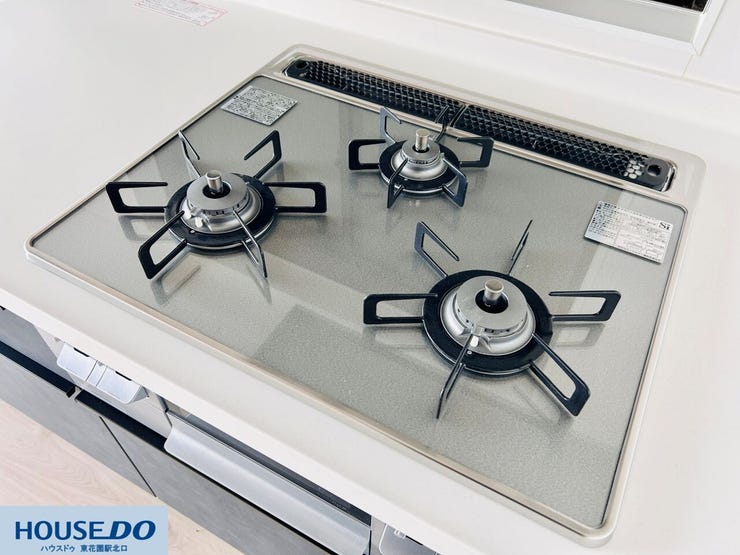 一度に複数の料理を並行して作れる3口コンロ。ガラストップはお手入れがしやすく、吹きこぼれてもサッと拭くだけで綺麗になります。効率よく調理ができるため、忙しい朝や品数を増やしたい日の強い味方です。
