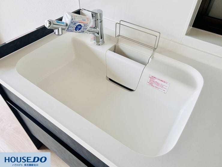 お掃除がしやすい継ぎ目のない一体型シンク。浄水器内蔵のシャワー水栓により、美味しいお水を料理にすぐ使えます。ワイドな設計で大きな鍋も洗いやすく、日々の後片付けもストレスなくスムーズに進みます。