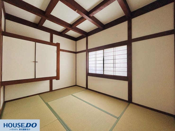 畳の香りに包まれて、ゆったりとくつろげる和の空間です。格子状の天井や障子を通した柔らかな光が、静かな時間をもたらします。客間としてはもちろん、お昼寝や趣味のスペースとしても重宝します。