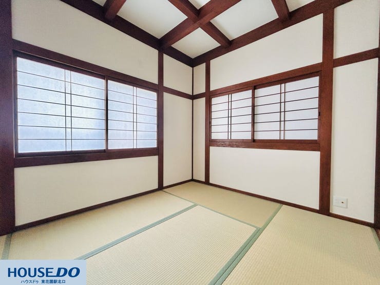 畳の香りに包まれて、ゆったりとくつろげる和の空間です。格子状の天井や障子を通した柔らかな光が、静かな時間をもたらします。客間としてはもちろん、お昼寝や趣味のスペースとしても重宝します。