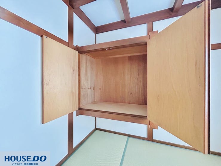 床から浮かせて配置された「吊り押入れ」は、空間を広く見せる効果があります。下の空いたスペースには、季節の飾り物を置いたり、お掃除ロボットの基地にしたりと、アイデア次第で有効活用いただけます。