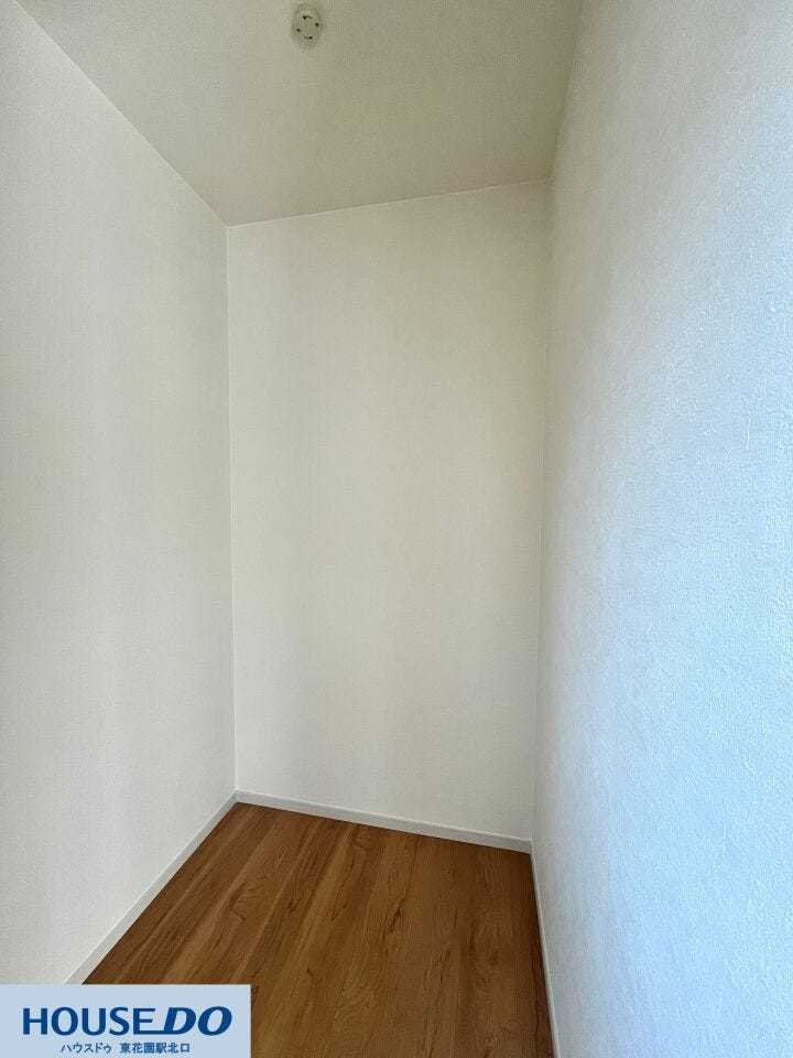 季節物の衣類や大型の荷物もまとめて収納できる、ゆとりある広さのウォークインクローゼットです。居室部分を広く使うことができ、お部屋を常にスッキリと保つための、収納力に配慮した設計が魅力です。