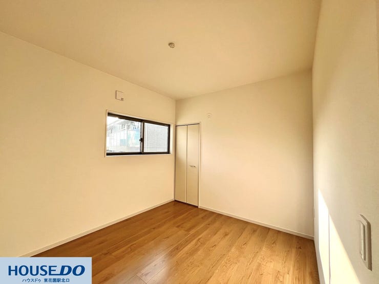 明るい光が差し込む洋室です。収納が備わっており、お部屋を有効に活用できます。シンプルな内装が室内の明るさを引き立て、毎日の暮らしを穏やかに彩る心地よい一室です。