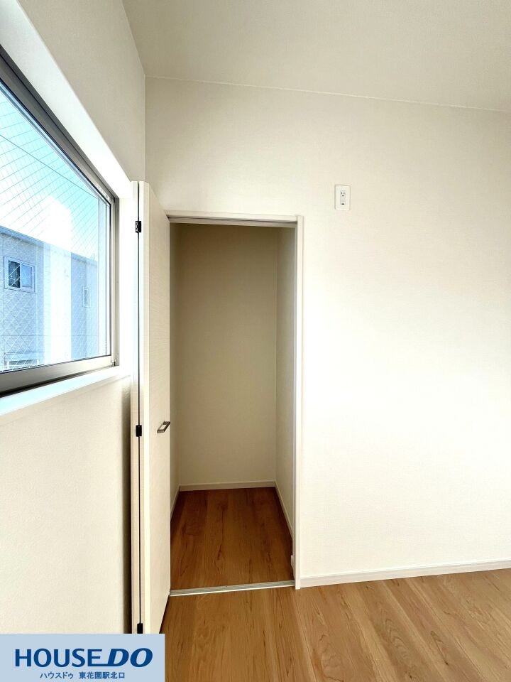 お洋服や小物を整理して収納できる便利なスペースです。扉を開けると一目で中身を確認でき、毎日の身支度もスムーズに。限られた空間を無駄なく活用した、実用的な収納設備です。