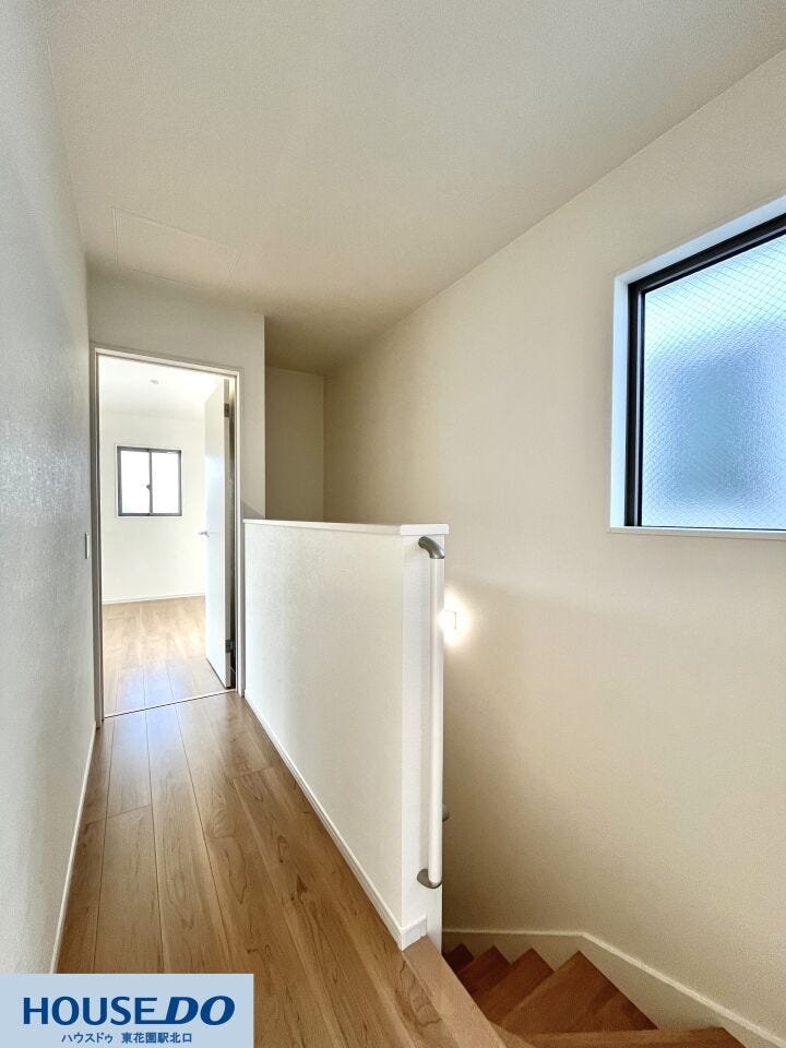 手すりが設置され、どなたでも安心して昇降できる階段スペース。廊下部分にも窓を配置することで自然光を取り入れ、暗くなりがちな共有部も明るく開放的な印象になるよう設計されています。