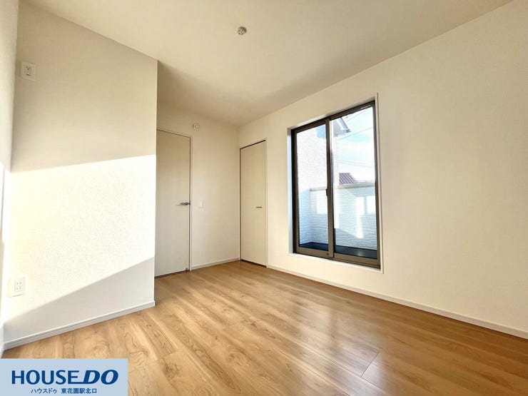 大きな窓からバルコニーへ直接出入りできる、開放感のある洋室です。明るい採光が魅力で、クローゼットも完備。主寝室としても使い勝手の良い、ゆとりあるプライベート空間です。