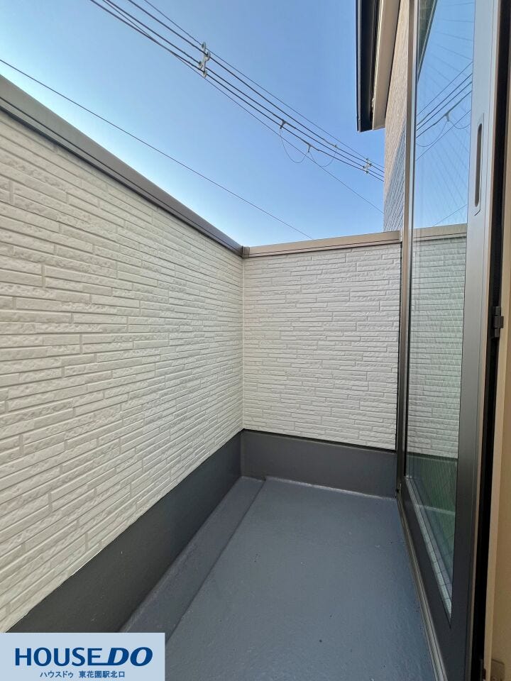 洗濯物がしっかり乾く十分な奥行きがあります。高めの手すり壁が外部からの視線を程よく遮るため、プライバシーを守りながら、心地よい風や光を取り込むことができる開放的な場所です。