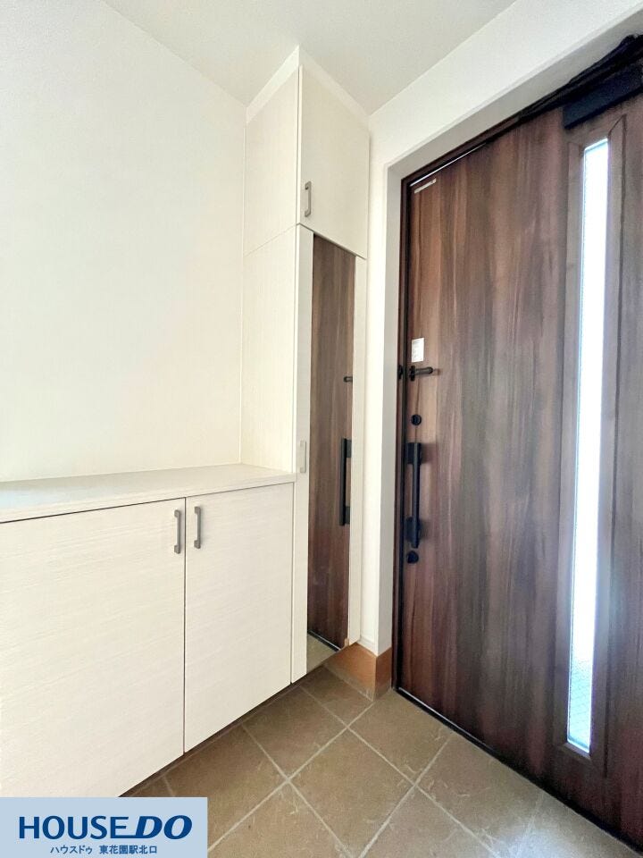 お出かけ前の身だしなみチェックに便利な大型ミラー付きのシューズボックスを備えています。天井まで届く収納力で家族全員の靴をスッキリ収められ、いつも清潔感のある玄関を保てる機能的な造りです。