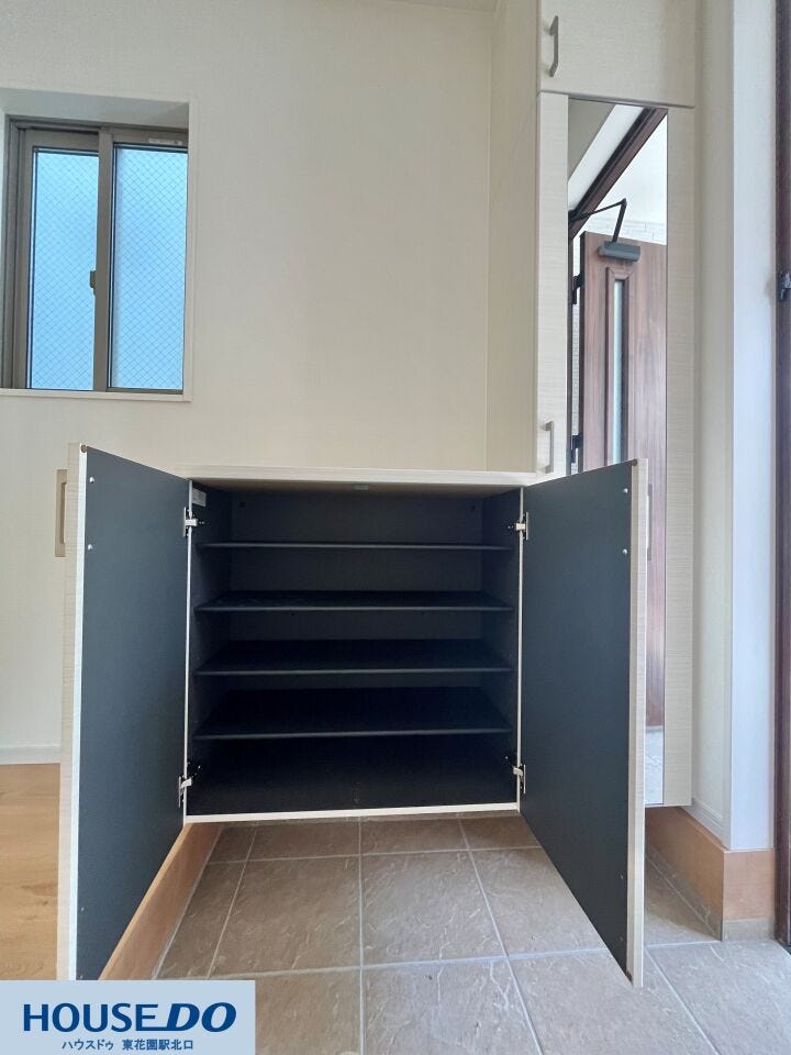 可動棚を採用したシューズボックスは、ブーツや長靴など高さのある靴に合わせて調整可能です。玄関周りの小物をスッキリ整理できるため、来客時も安心してお迎えできる、清潔感あふれる空間を維持できます。