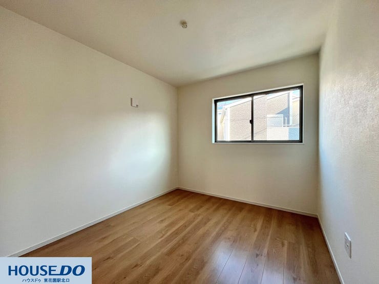 窓から自然光が差し込む、穏やかな雰囲気の洋室です。寝室やお子様のお部屋、テレワークスペースなど、用途に合わせて柔軟に活用できるシンプルな一室です。