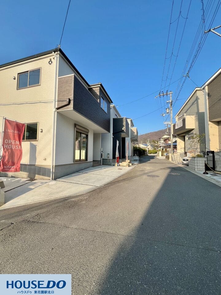 青空に映える明るい外壁と、落ち着いたアクセントカラーが調和した外観です。前面道路はゆとりがあり、お車の出し入れもスムーズ。周辺は静かな住宅街で、穏やかな環境の中で日々の生活を送ることができます。