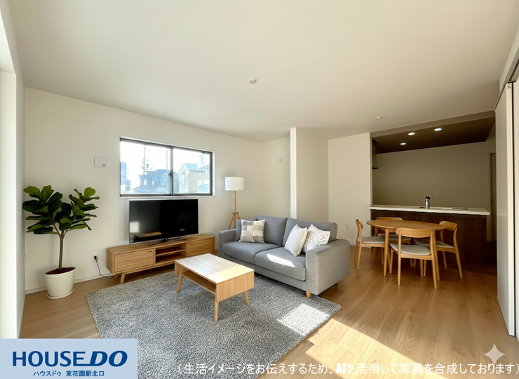 【リビング】
白を基調とした清潔感のある内装が、室内をより開放的に見せています。リビング階段を採用しており、日常の何気ない移動の中でも家族の気配を感じやすく、自然とコミュニケーションが取りやすい設計です。