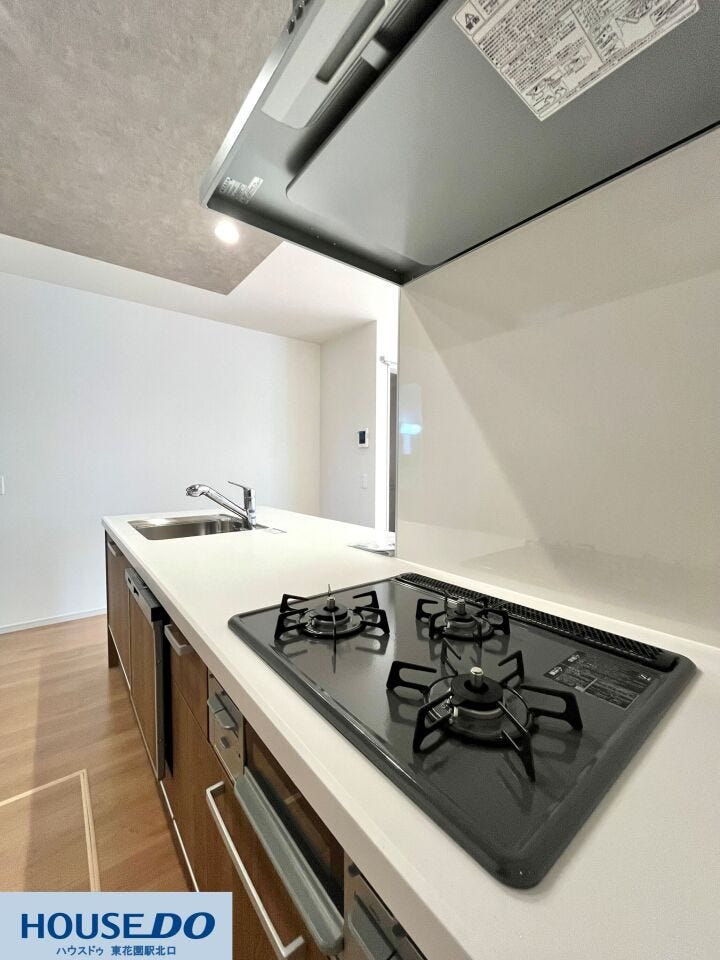 一度に複数の調理が可能な三口コンロを搭載。お手入れのしやすいフラットなトップボードを採用しており、清潔感を保ちやすいのが特徴です。パワフルなレンジフードも完備し、快適な調理環境をサポートします。